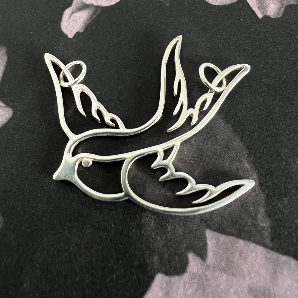 Sparrow pendant in sterling silver. New in package. ✨SOLID STERLING SILVER ✨